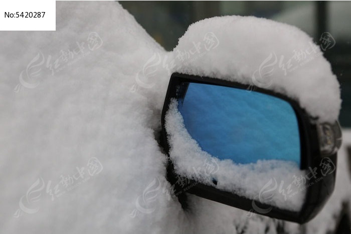 大雪覆盖的汽车反光镜图片