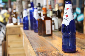 ��̨�ϵľ�ƿ