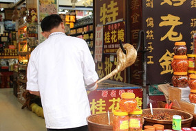 店铺门前的制作桂花糖场景