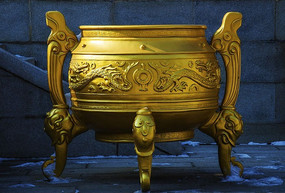 ǧɽ����¹㳡���㶦