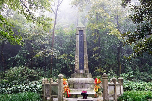 ��´ɽ����Ĺ