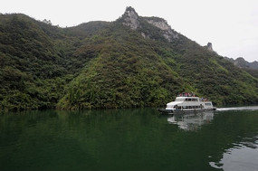 ��ɫ��ͧ��Ӱ