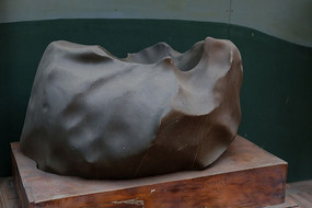 ������ˮ�׵ĺ�ɫ��ʯ