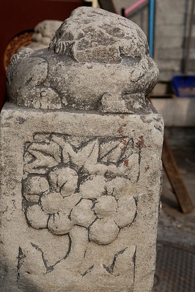 雕花卉瑞兽图案的方形门墩