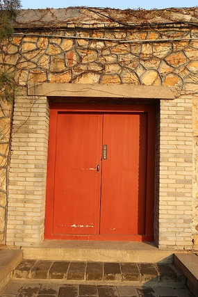 ʯǽ�ϵĺ�ɫľͷ����