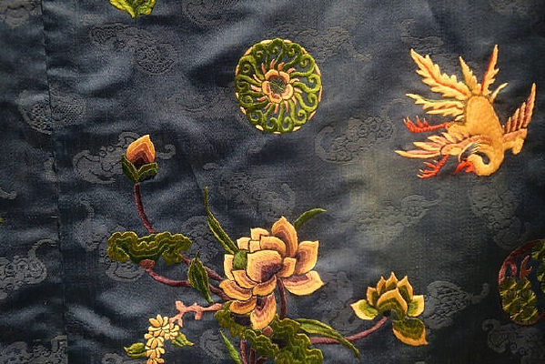 ������ڱ���ɫ�·����񻨶�ͼ��