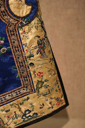 ������ڱ���ɫ�·��ǹ����廨