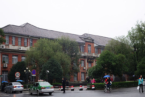 �ϴ�У԰����