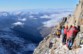 �Ĺ���ɽ���嶥���ͱڷ��