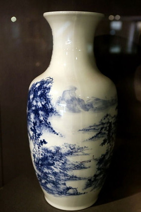 �Թ���ǵ�ɽˮ��ƿ