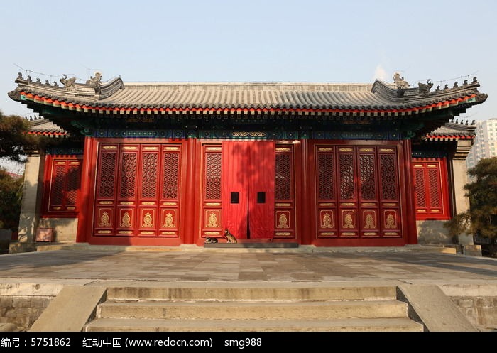 大钟寺红色木门的寺庙大殿全景