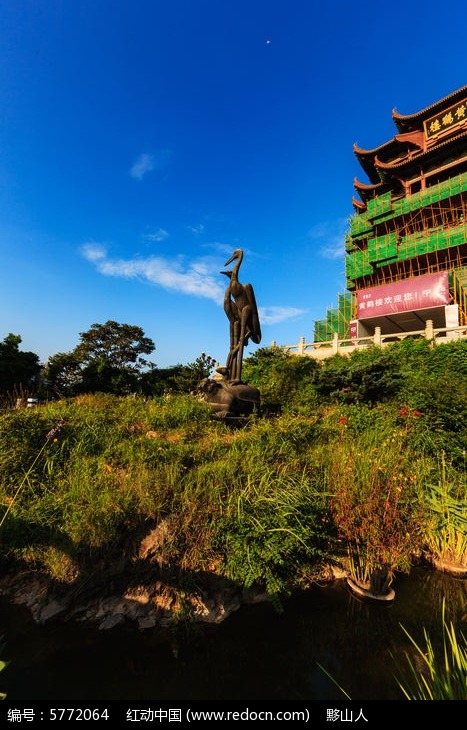 蓝天下的黄鹤归来铜雕