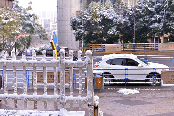 ��·�ϵ�ѩ��