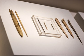 �������