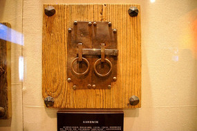 ������ί������