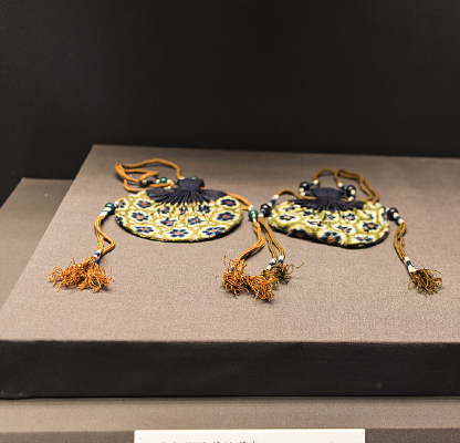 ʯ��ɫ���廨�ƺɰ�