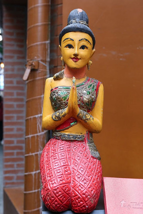 泰国合手作揖白佛像