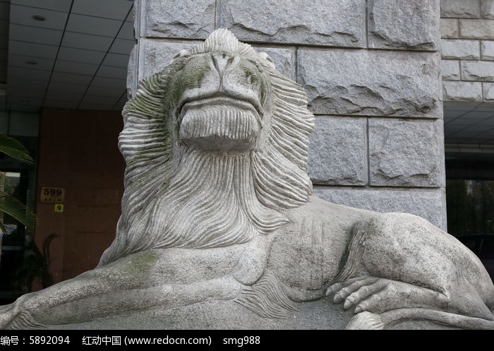 卧狮子石雕像