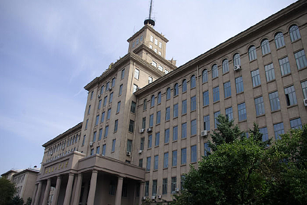 �ߵ�ѧ��У԰����