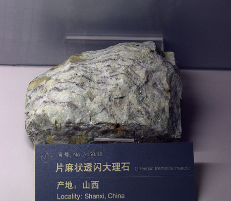 ɽ��Ƭ��״͸������ʯ