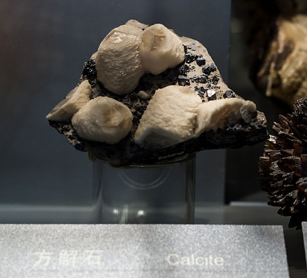 ��ɫ����ʯ