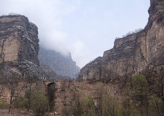 ��ɽ���ϵ�ʯ��