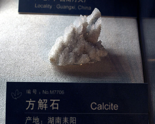 ���ϰ�ɫ����ʯ