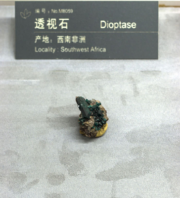 ���Ϸ���͸��ʯ