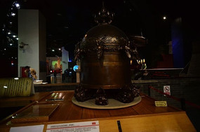 张衡候风地动仪复原模型