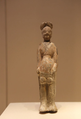 汉代彩绘陶俑女佣