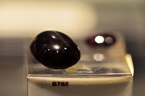 �ǹ�͸��ʯ����