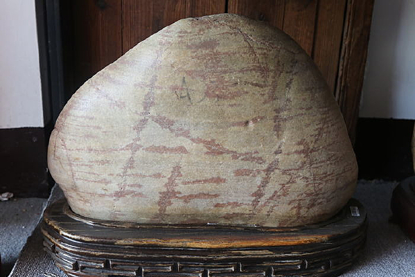 ��ɫ��������ʯ