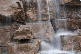 ɽʯ�ϵ���ˮ�ٲ�