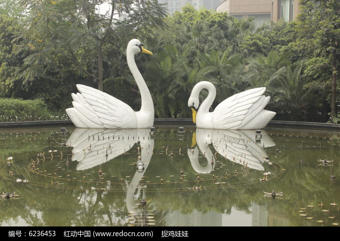 天鹅水中景观雕像图片