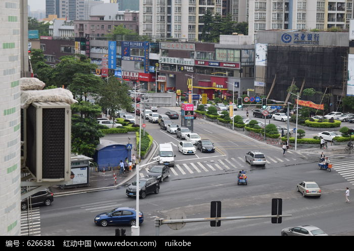 繁华街道 白天图片