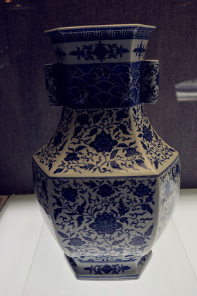 中国美術 青花 纏枝蓮花紋 双耳瓶 高29.5cm(LC136) A pair of