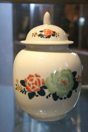 �������ĸ�ɰ׵ػ��ƸǱ�