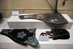 �������