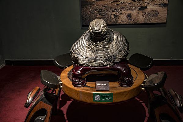 �ڹ�״ӭ��ʯ