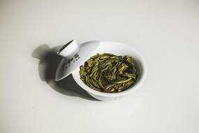 �ݲ�İ�ɫ����Ͳ��