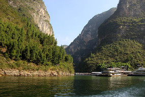 �����µ���ɽС��Ͽ