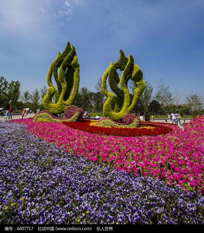 花丛中的植物雕塑图片