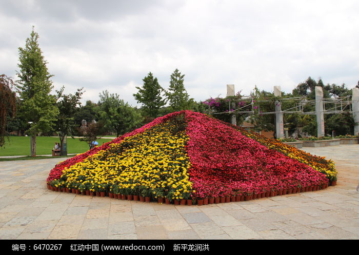 石林风景区入口的花圃高清图片下载_红动中国