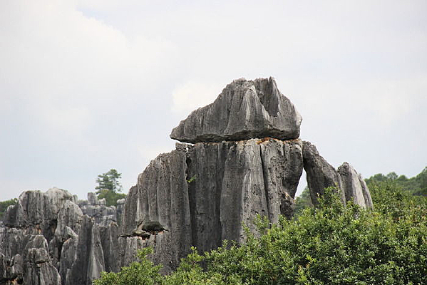 ��ñ�ӵ�ʯͷ