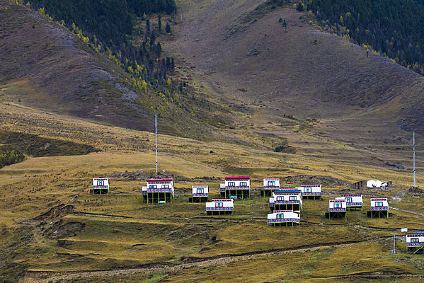 ��ɽ�µĲ��彨��