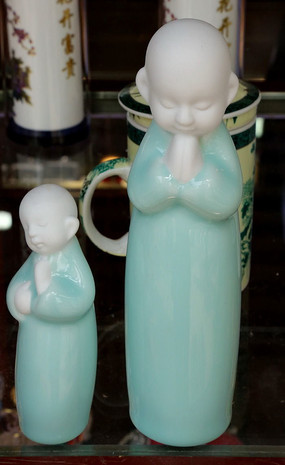 合掌站立的小和尚瓷雕像