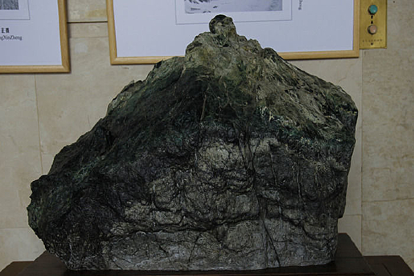 ɽ�����˹���ʯ