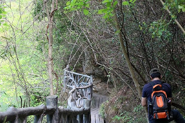 �ºӱ��ϵ���Ӱ��