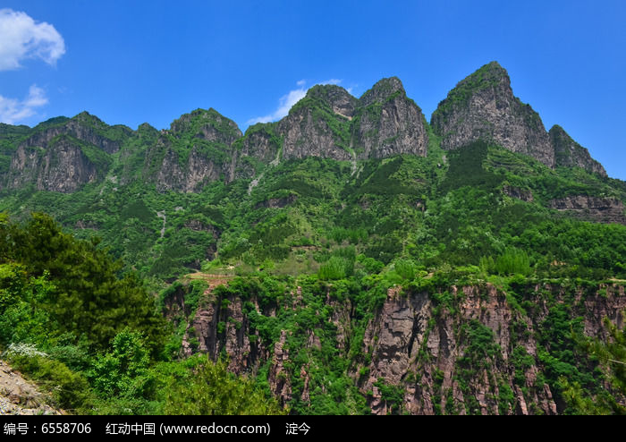 藍天白雲下的萬仙山羅姐寨山峰和懸崖峭壁