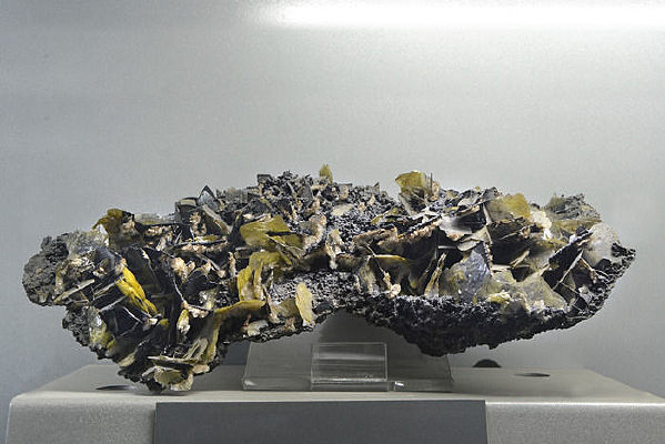 ��Ǧ��Ƭ״����